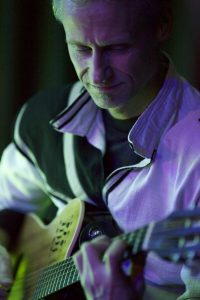 Thomas Engelmann an der Gitarre in der Queen-Tribute Band Merqury 2012