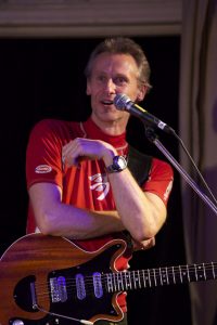 Thomas Engelmann an der Gitarre in der Queen-Tribute Band Merqury 2012